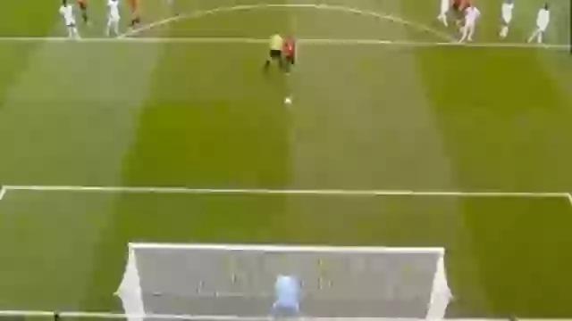 Va chạm giữa trọng tài và Bruno Fernandes