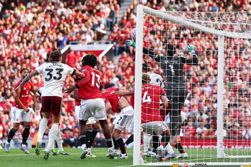 Altay Bayindir mắc lỗi trong bàn thắng duy nhất của Arsenal