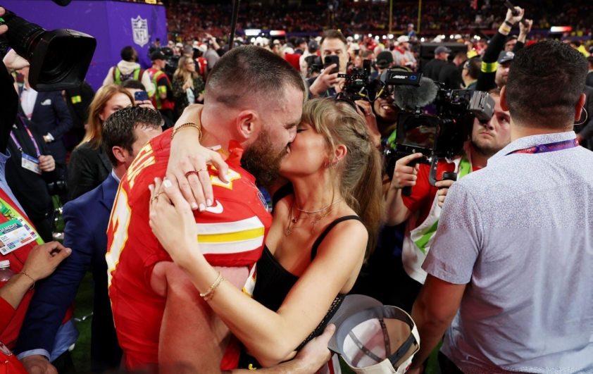 Nụ hôn ngọt ngào tại Super Bowl