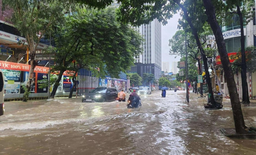 Mưa lớn gây ngập lụt tại Hà Nội