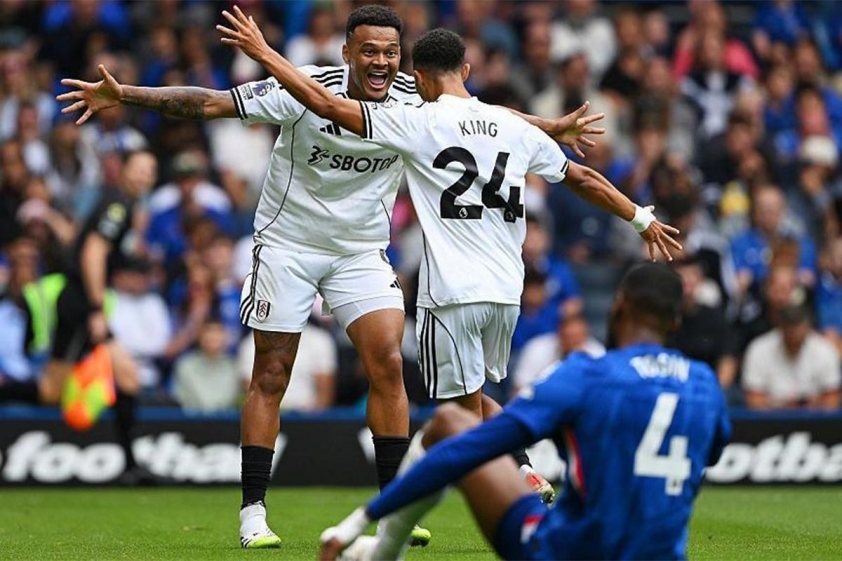 Hình ảnh Joshua King ăn mừng bàn thắng bị từ chối