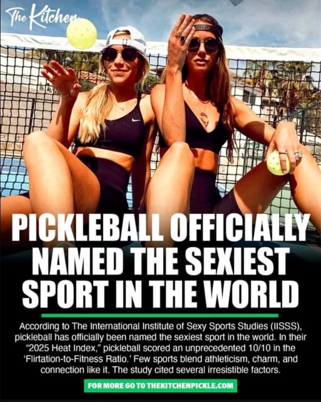 Người chơi pickleball với trang phục năng động