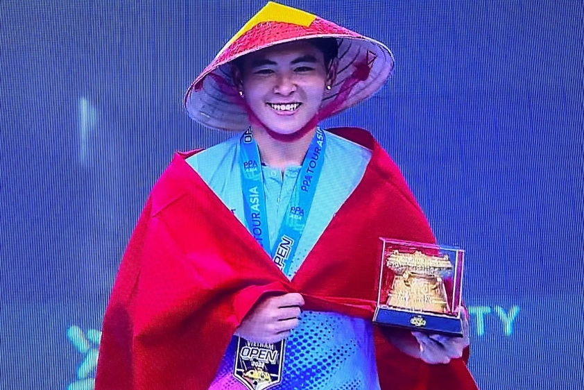 Phúc Huỳnh nhận cúp vô địch